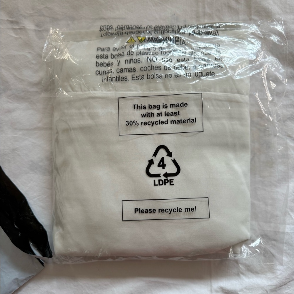 Queen Bedskirt NWT Creamy White Wrap Around Design - Picture 3 of 4